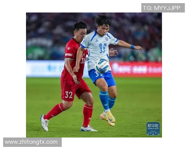 以足球比赛中零分表现球员为焦点分析：他们如何在赛场上默默承受压力与挑战